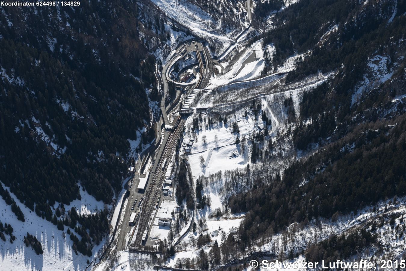 Autoverladetstion der BLS (Lötschberg - Südrampe) bei Goppenstein Richtung Kandersteg. Position: 2'624'508.17, 1'134'892.65. - Blickrichtung Süd